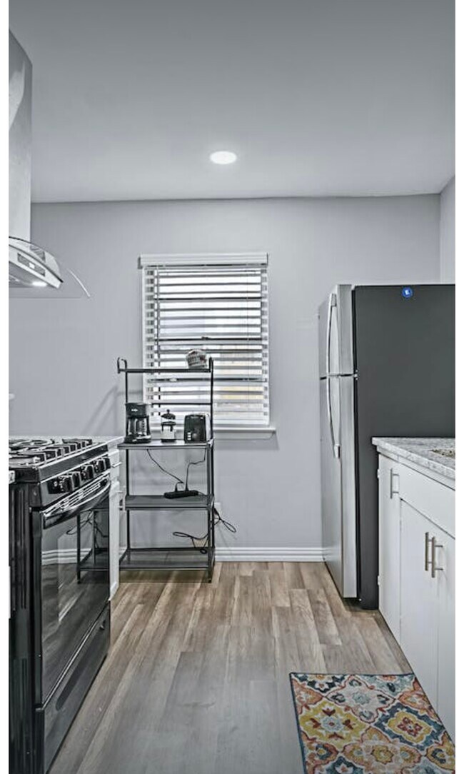 Building Photo - 2302 Royal Dr