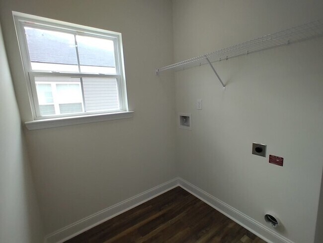 Foto del edificio - 584 Grayson Ave