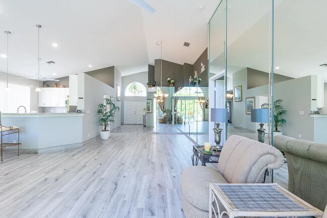 Comedor - 3198 SE Carrick Green Ct