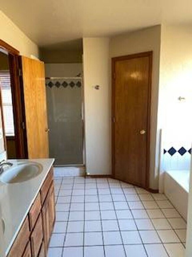 Building Photo - Edmond Home for lease