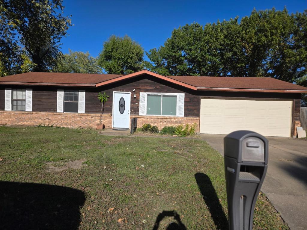 Primary Photo - 2013 Maple Tree Ln