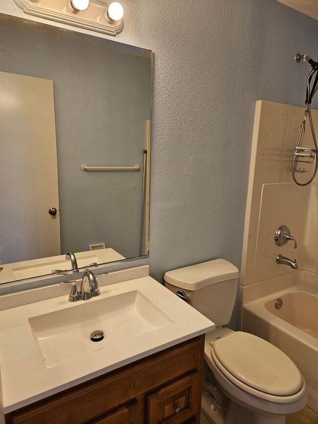 Building Photo - Annual Unfurnished 2nd Floor Condo For Rent on Venice Island!