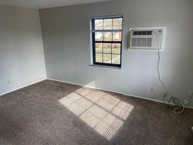 Building Photo - 557 Telford Ave