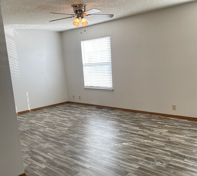 Foto del edificio - 3315 N Range Line Rd