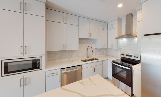Foto del edificio - Modern Munger Place townhome with city sky...