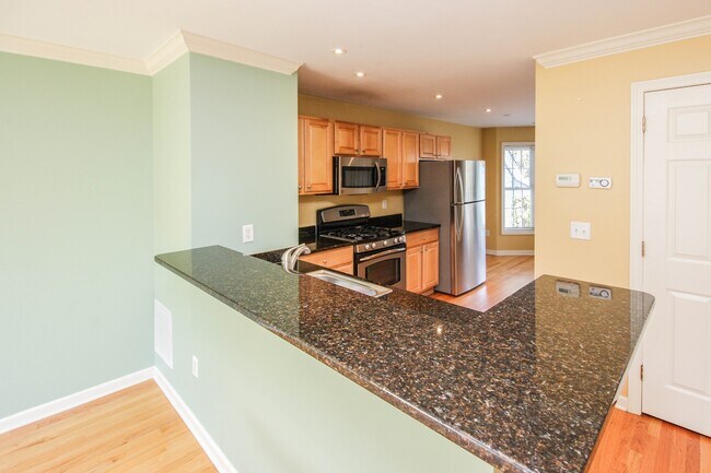 Foto del edificio - 2105 Briar Woods Ln