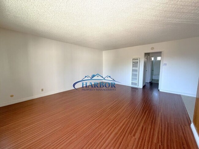 Foto del edificio - 15829 Denker Ave