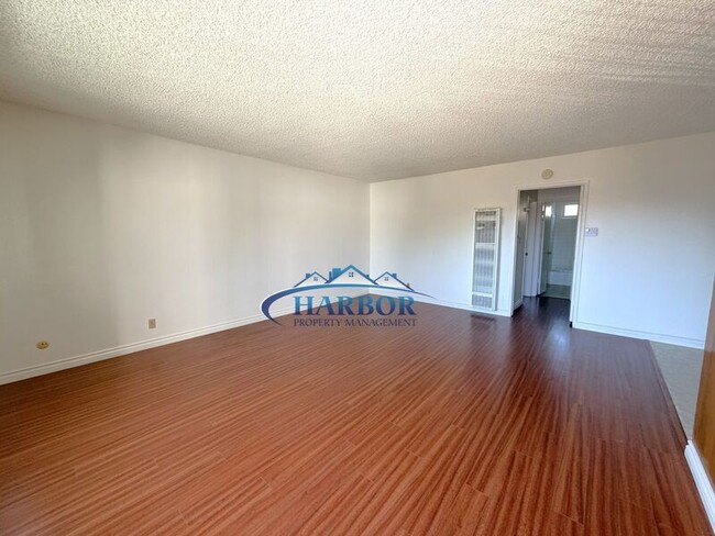 Building Photo - 15829 Denker Ave