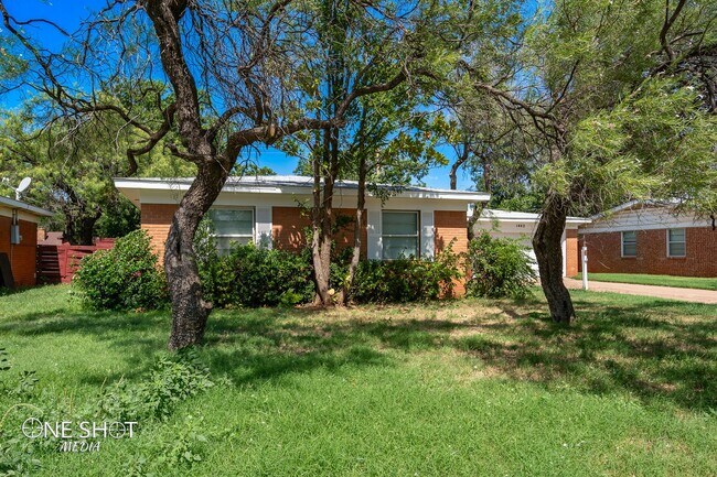 Foto del edificio - 1442 Beechwood Ln
