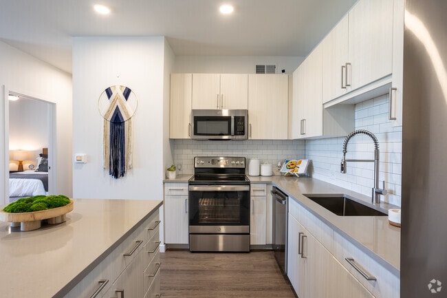 1BR, 1BA - 778SF - Kitchen - Fieldhouse