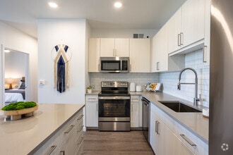 1BR, 1BA - 778SF - Kitchen - Fieldhouse