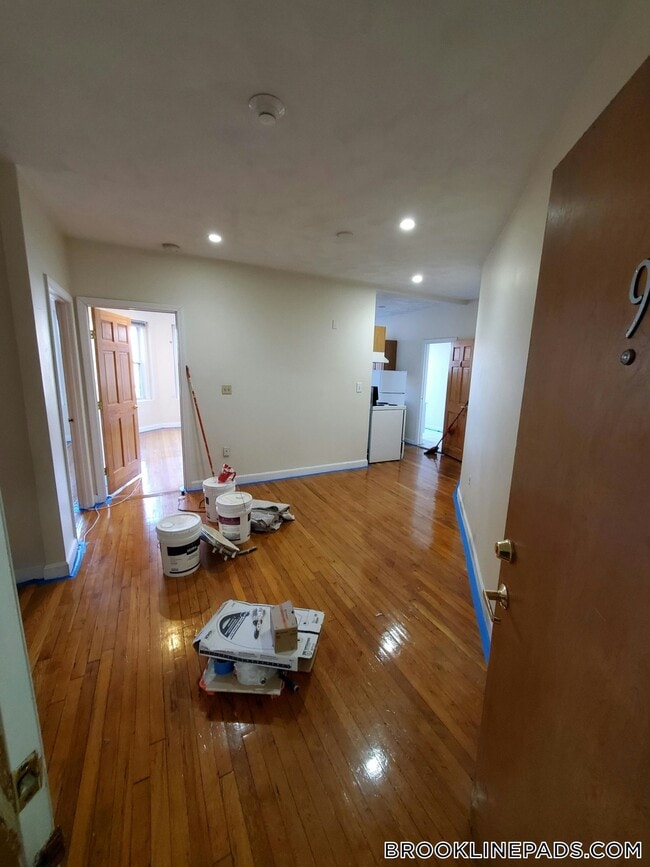 Building Photo - 352 Riverway