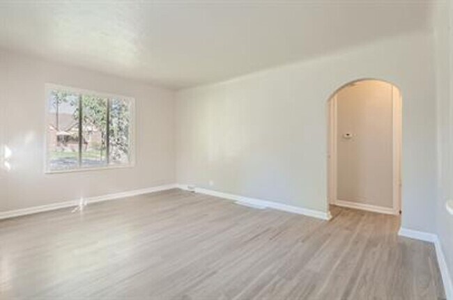 Building Photo - Updated 4-Bed Home, Finished Basement and ...