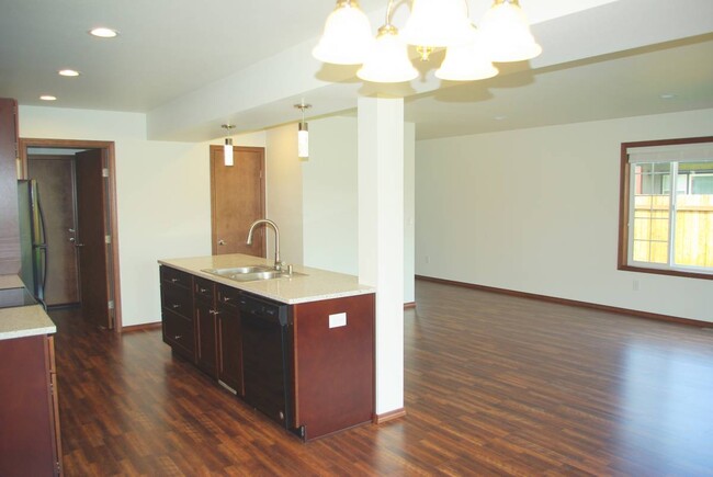 Building Photo - 2025 Aaron Dr