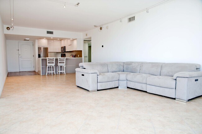 Building Photo - 3675 N Country Club Dr