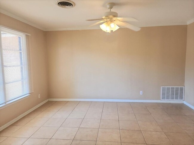 Building Photo - 807 Country Club Rd