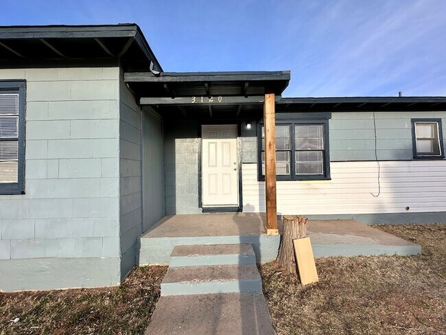 Building Photo - 3120 Chestnut Ave