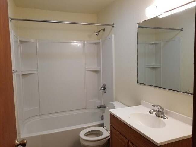 Baño - Furman Hyland Apartments