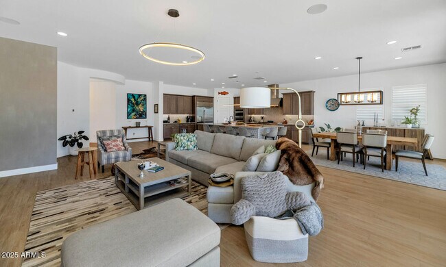 Building Photo - 2041 E Fallen Leaf Ln