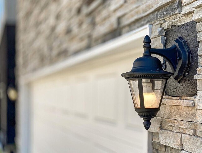 Foto del edificio - 8819 Hollister Pine Ct