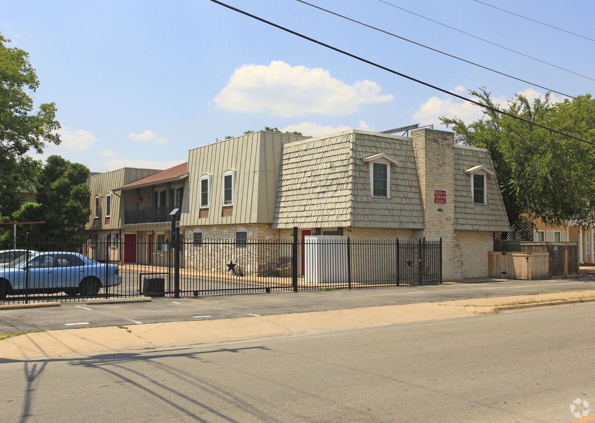 Mullen Townhomes Apartments in Austin, TX
