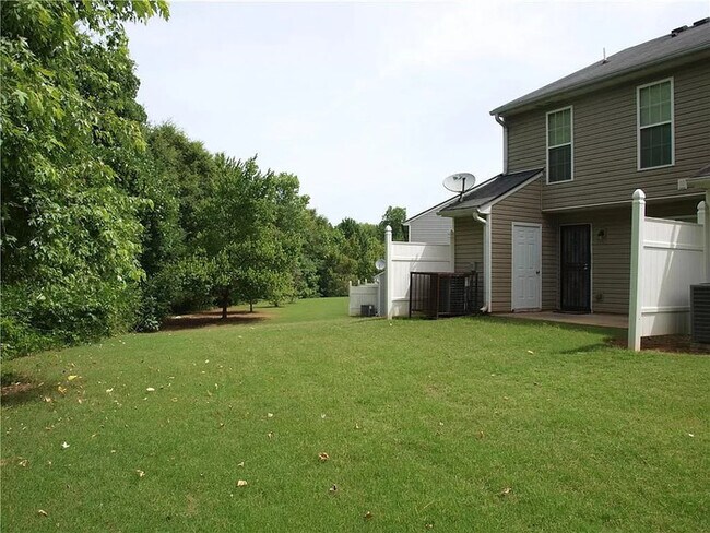 Foto del edificio - Three Bedroom Town Home, Total Electric