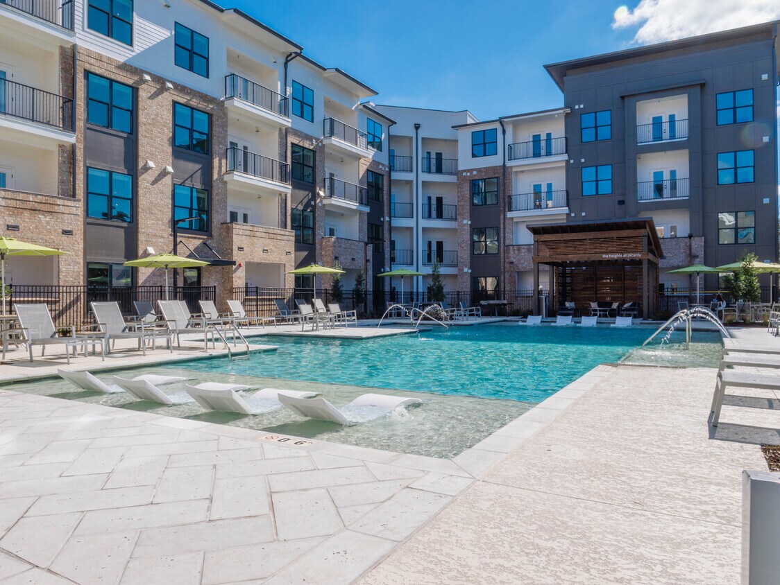 Piscina estilo resort - The Heights at Picardy