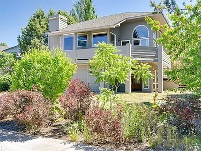 Building Photo - 2842 NE Ocker Dr