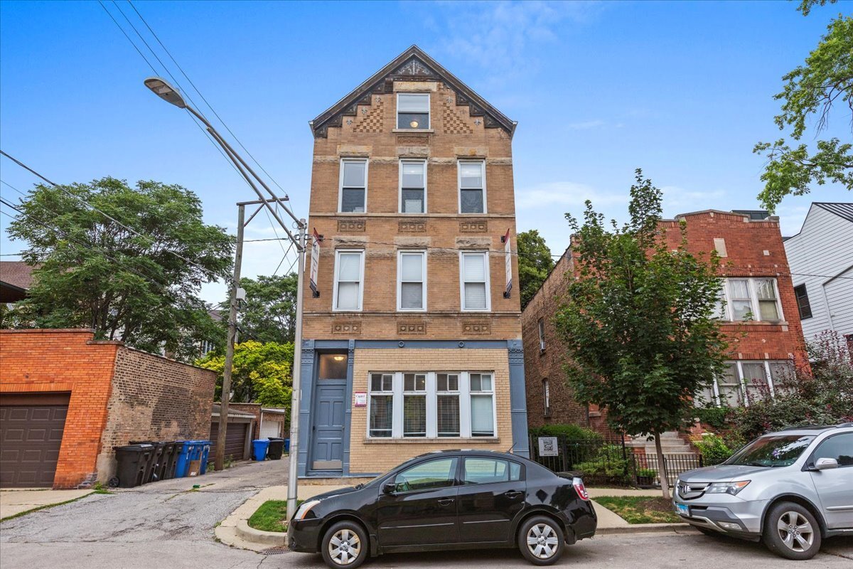 Primary Photo - 2246 W Belden Ave