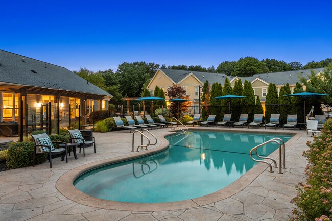 Convierta cada día en una mini escapada a la piscina River Birch en Watertown - River Birch at Watertown