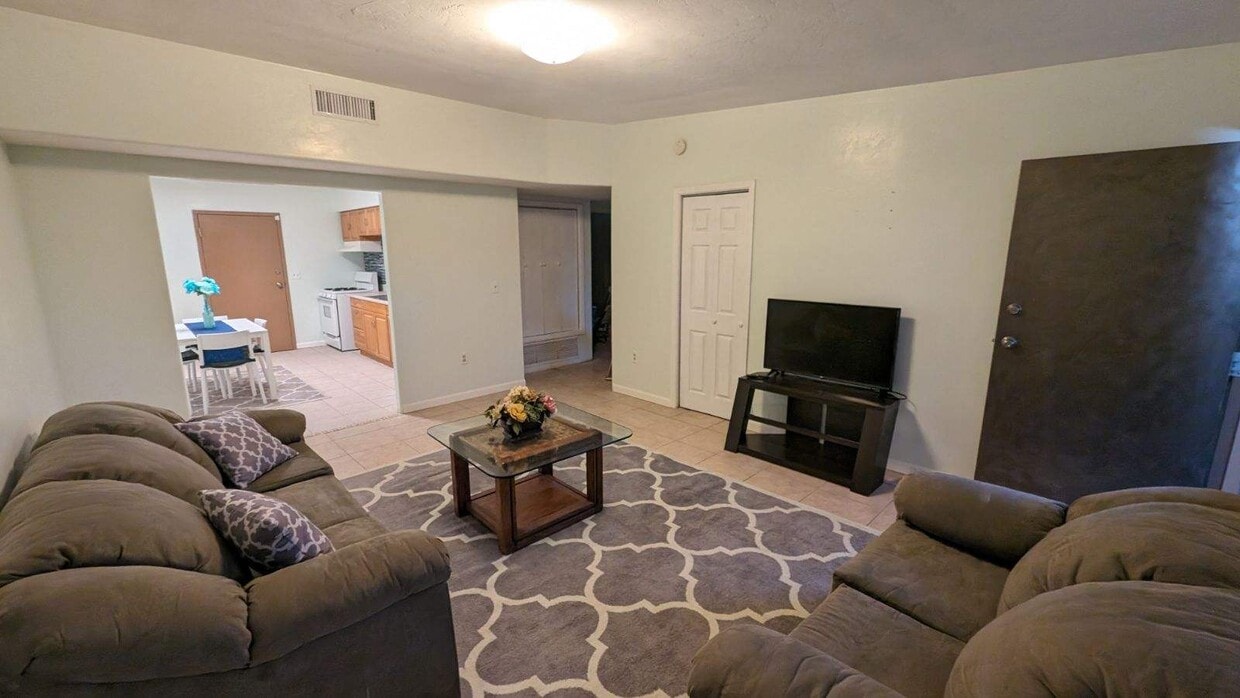 Foto principal - 1330 E 10th St