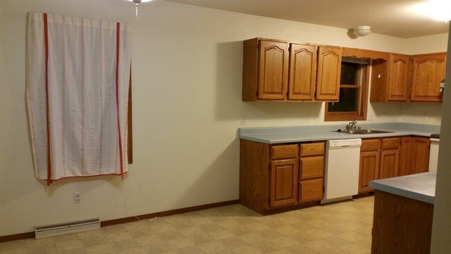 Building Photo - 706 Sky Ridge Dr
