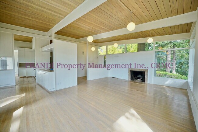 Foto del edificio - "Spacious 4-Bedroom Oasis with 3 Full Baths in Beautiful Kent Woodlands"