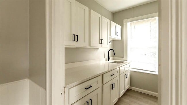 Building Photo - 65 Hendrick St
