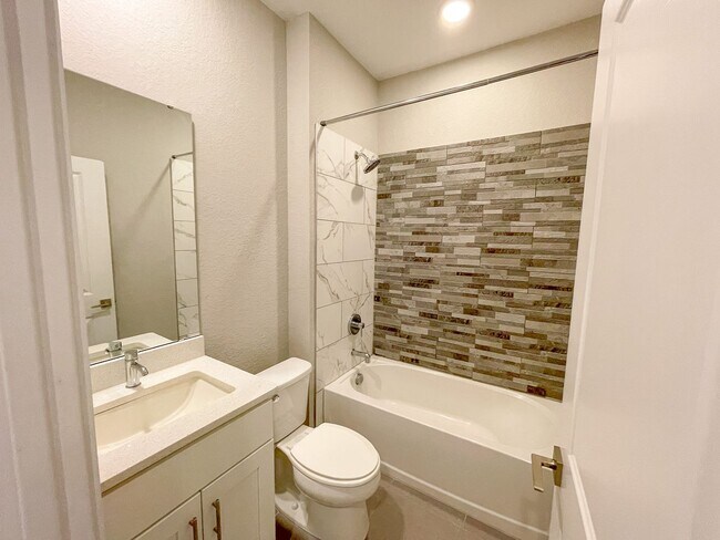 Foto del edificio - Impressive 3 Bedroom, 2 Bathroom Home in P...