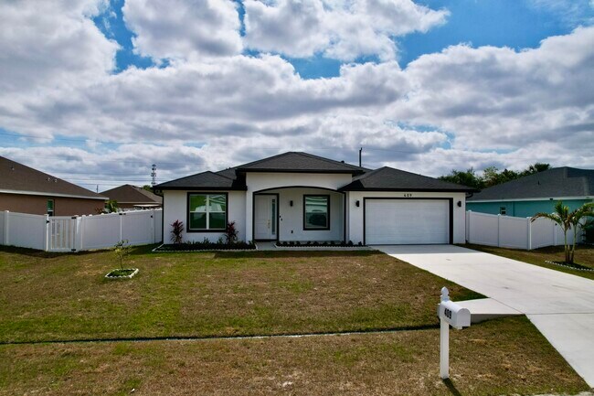 Foto del edificio - 409 SW Bradshaw Cir