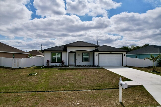 Foto del edificio - 409 SW Bradshaw Cir