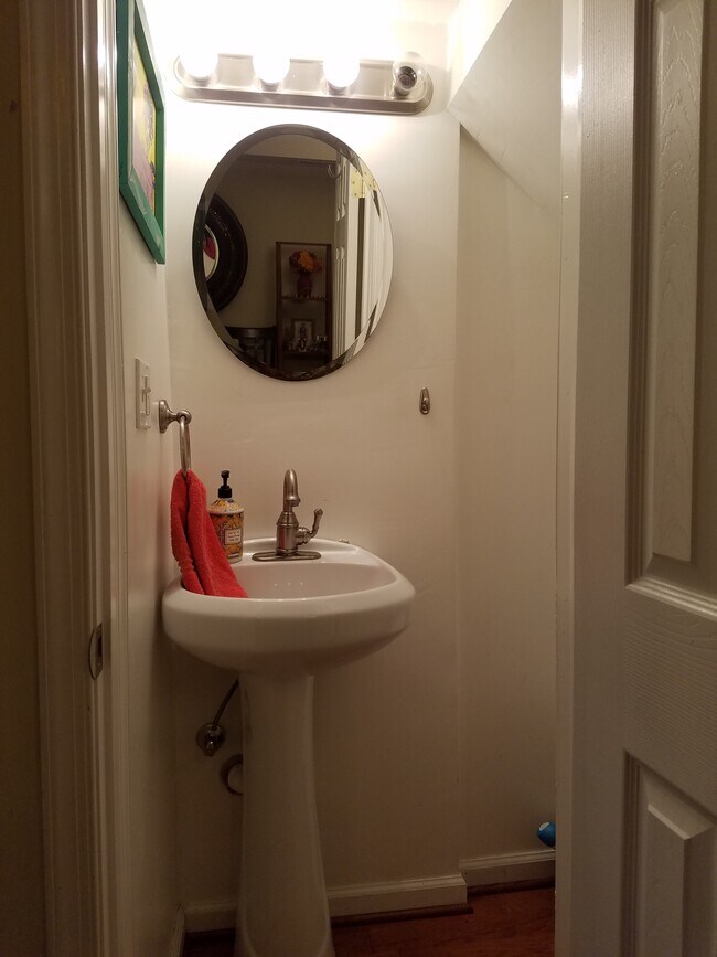 Photo - 1925 Gales St NE House