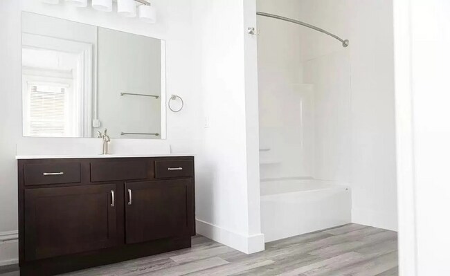 Foto del edificio - 325 W Market St