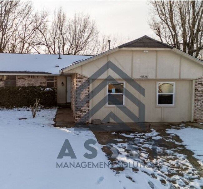 Foto del edificio - Spacious 5-Bedroom Home Near Tinker AFB and Local Parks