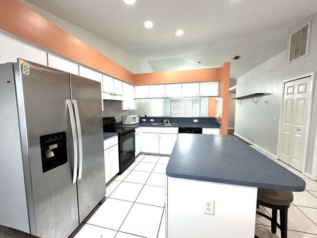 Foto del edificio - 2 BED 2 BATH 1 CAR GARAGE DUPLEX IN SUNNY ...
