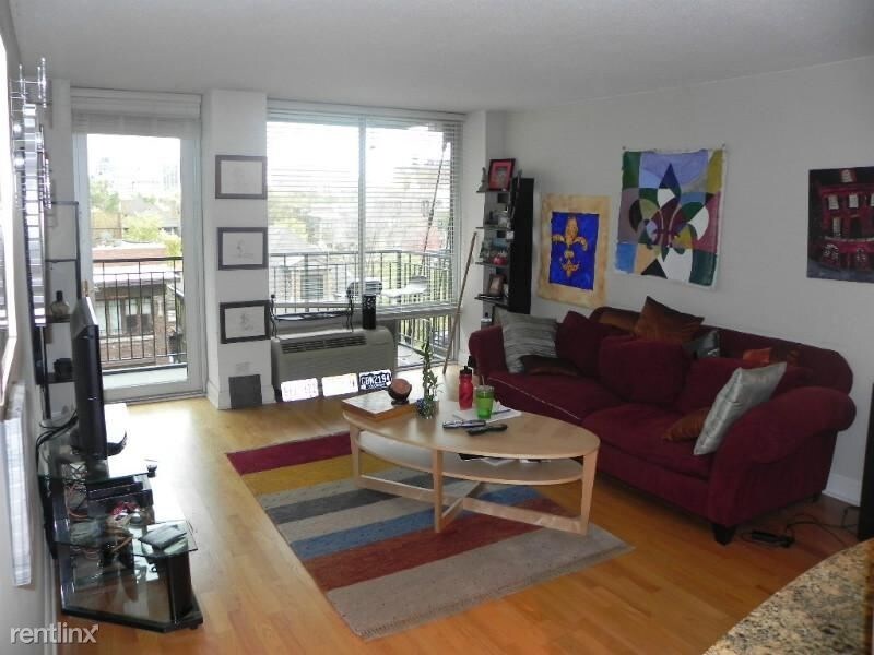 Primary Photo - 450 W Briar Pl
