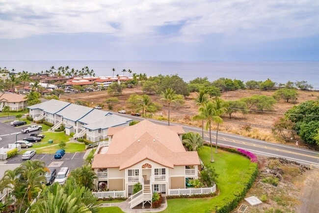 Building Photo - 2 bedroom 2 bath furnished upstairs condo ...