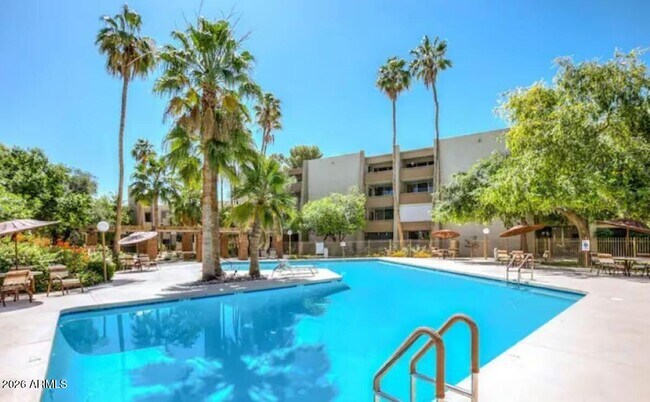 Foto del edificio - 7625 E Camelback Rd