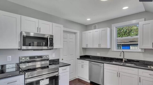 Foto del edificio - 824 E 39th St