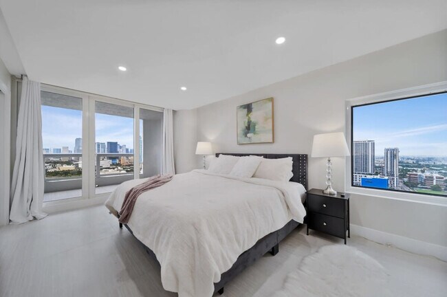 Foto del edificio - 1717 N Bayshore Dr