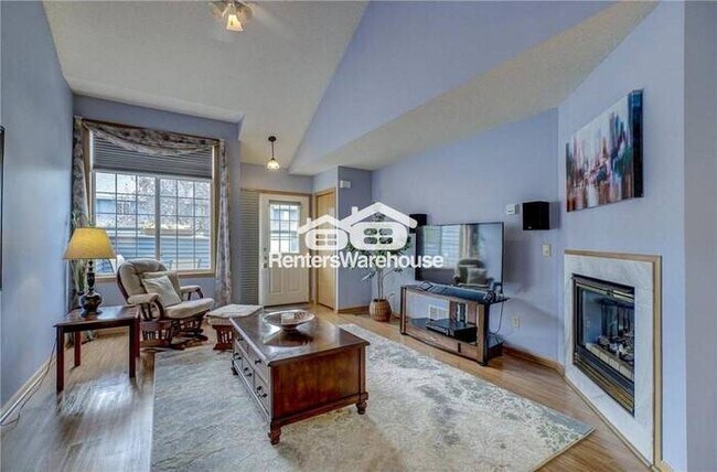 Building Photo - Available March 1st Spacious 2 bedroom 2 bath townhome