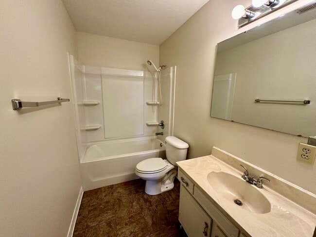 Building Photo - Country Living!