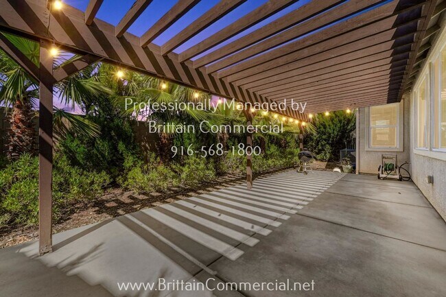 Building Photo - Gorgeous, Spacious 4 Bed 3 Bath Home w/2 C...