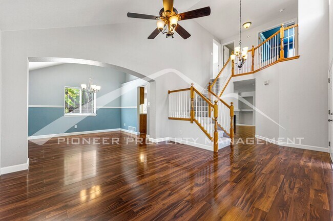 Foto del edificio - Single Family Home with 2 Car Garage and C...